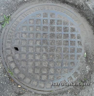 Nakrycia studni rewizyjnych kanalizacji miejskiej z lat 1930-ch. 